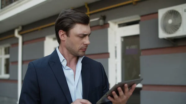 Nahaufnahme Mann mit Tablet im Freien. Geschäftsmann läuft mit Touchpad auf Straße — Stockfoto
