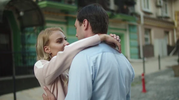 Joli couple qui s'étreint dans la rue. Homme et femme debout ensemble à l'extérieur — Photo