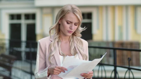 Una mujer de cerca que trabaja con papeles. Mujer de negocios leyendo documentos al aire libre — Foto de Stock