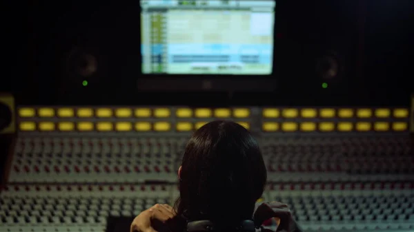 Músico escuchando música en interiores. Productor de sonido trabajando en estudio de grabación. — Foto de Stock