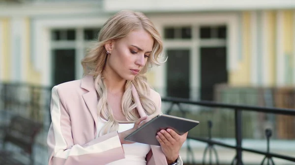 Mujer de negocios usando touchpad para trabajar en la calle. Chica trabajando en la tableta exterior —  Fotos de Stock