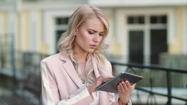 Een close-up vrouw die met touchpad werkt. Vrouw krijgt slecht nieuws op touchpad — Stockfoto