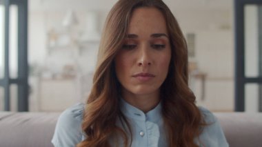 Hüzünlü iş kadını ağır çekimde ev ofisinde sakinleşiyor..