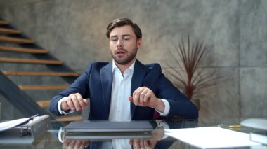 Yorgun işadamı, uzak ofisteki laptopta çalışırken dinleniyor..