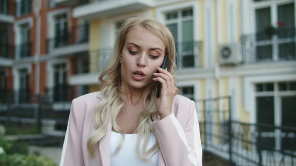 Retrato de mujer de negocios hablando por teléfono en la calle. Mujer discutiendo por teléfono afuera — Foto de Stock