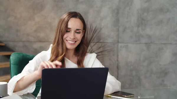 Gülümseyen iş kadını dizüstü bilgisayarla konferans görüşmesi yapıyor. Bilgisayarda çalışan kız. — Stok fotoğraf
