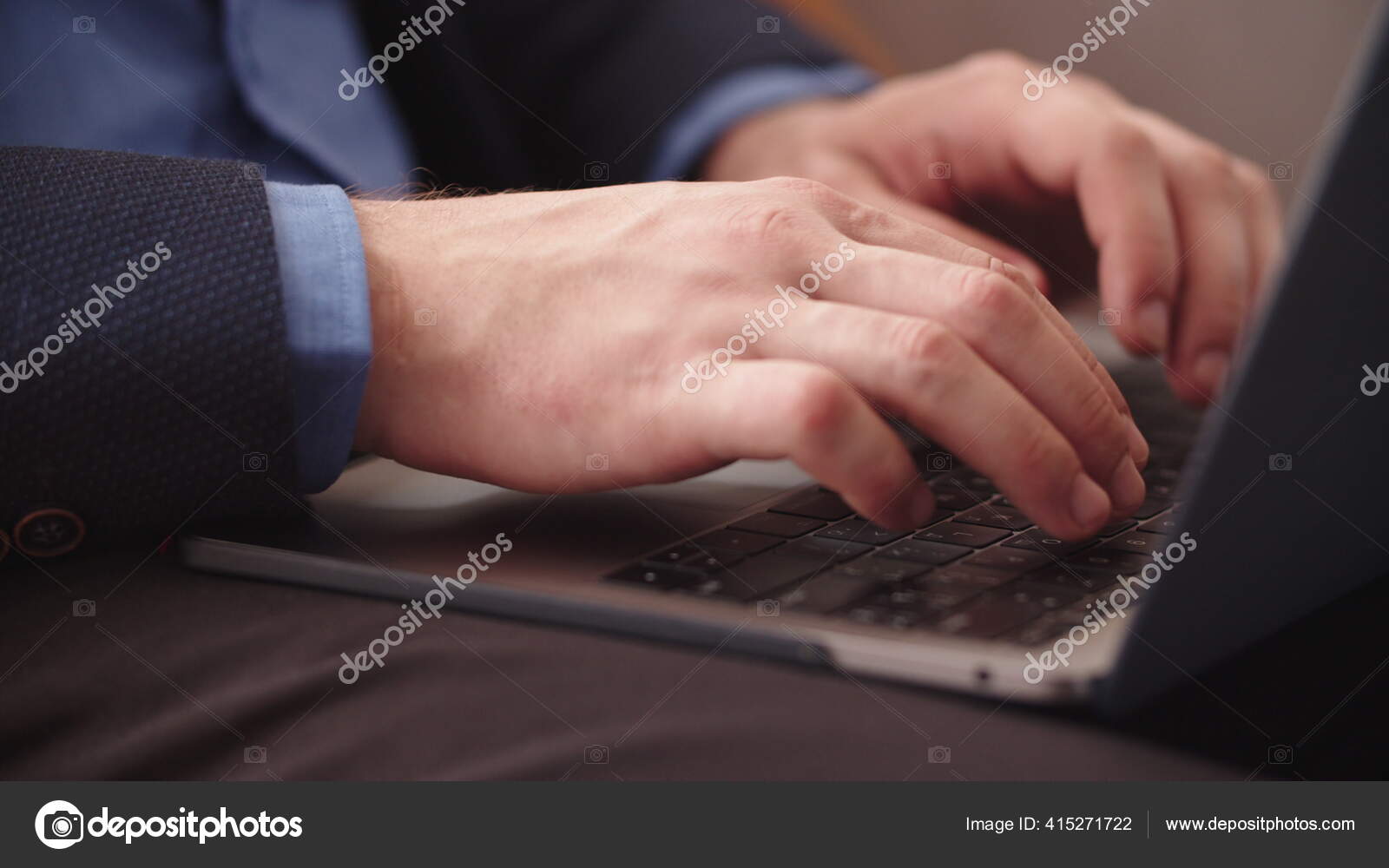 Feche a mão usando computador e teclado digitando na internet online.