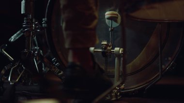 Tanımlanamayan davulcu davul pedalından bas davula vuruyor..