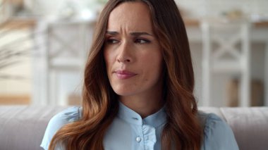 Uzak işyerindeki finansal şemalara bakan üzgün bir iş kadını.