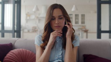 Üzücü iş kadını ev telefonundan şok edici haberler alıyor..