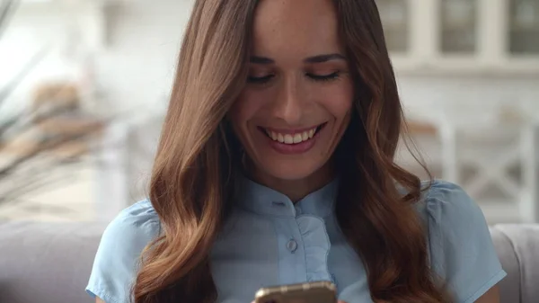 Akıllı telefon kullanarak gülümseyen iş kadını. Neşeli kız telefon içeriğini kontrol ediyor. — Stok fotoğraf
