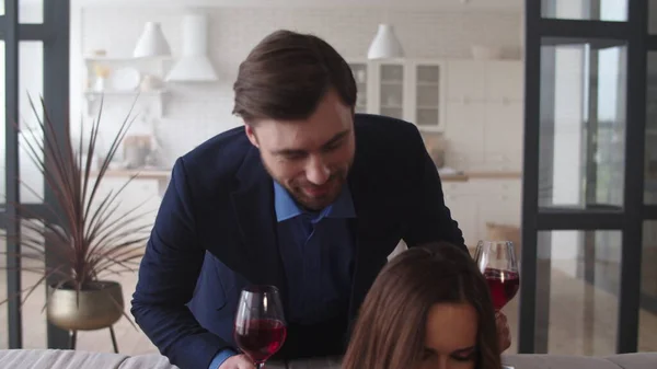 Романтична пара святкує успіх з вином вдома. Сімейне питне вино . — стокове фото