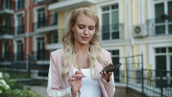 Closeup zakenvrouw met behulp van de telefoon op straat. Zakenvrouw praat smartphone — Stockfoto