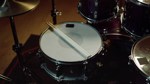 ジャズバンド用のドラムセットを閉じます。レコーディングスタジオでのプロのドラムキット. — ストック写真
