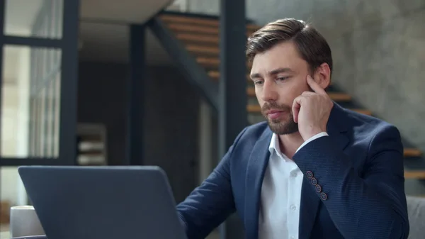 Gros plan concentré homme d'affaires parlant sur une caméra d'ordinateur portable au bureau à distance. — Photo