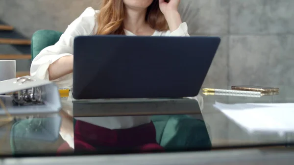 Müde Geschäftsfrau nach Feierabend im Homeoffice. Mädchen entspannt sich auf Stuhl. — Stockfoto