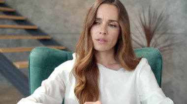 Yorgun iş kadını iş yerinde dinleniyor. Serbest çalışan kadın dizüstü bilgisayar kapatıyor
