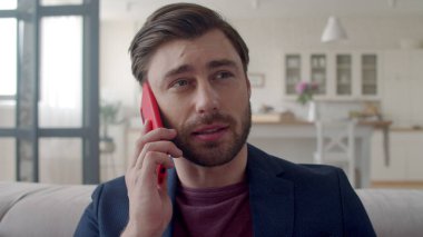 Uzaktan kumanda ofisinde konuşan sürpriz bir iş adamı. Hayır diyen adam.