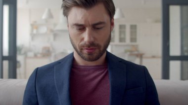 Ofisteki telefondan e-posta okuyan odaklanmış bir iş adamı. Erkek fikri..