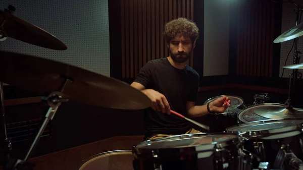 Artista batendo címbalos tambor no estúdio. Baterista tocando solo na sala de concertos. — Fotografia de Stock