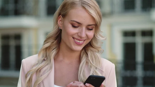 Retrato mulher digitando mensagem no telefone. Empresária usando smartphone ao ar livre — Fotografia de Stock