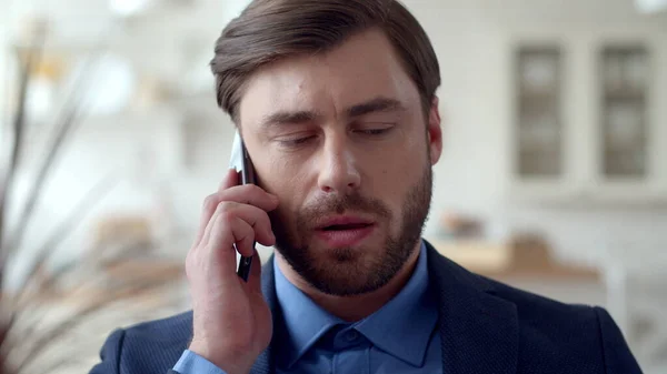 Homme d'affaires sérieux parlant téléphone portable au bureau à la maison. Le gars parle téléphone. — Photo