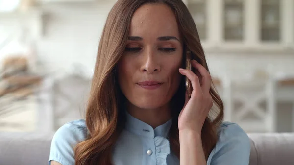 Fokuserad affärskvinna pratar telefon på hemmakontoret. Flicka flörtar i telefon. — Stockfoto