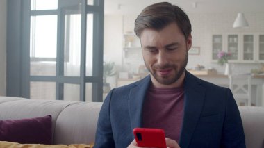 Şok olmuş bir iş adamı uzaktan ofiste haber okuyor. İfade şoku.