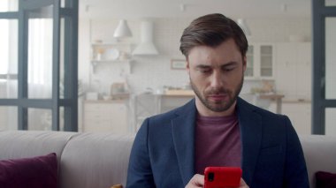 Ofiste telefonla haber okuyan sürpriz iş adamı. Adam mutlu hissediyor.