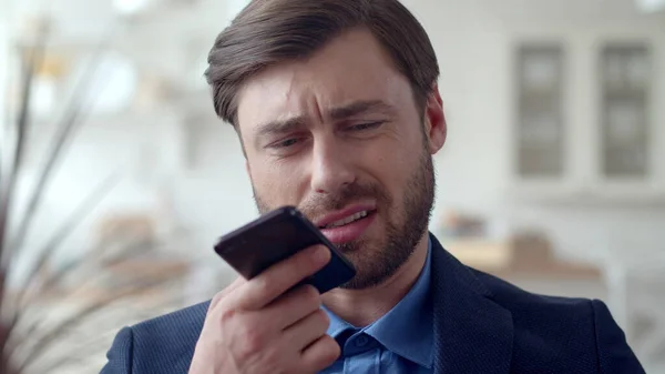Um homem de negócios concentrado a fazer um telefonema. Homem decepcionado chamando telefone celular. — Fotografia de Stock