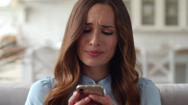 Ev telefonuna bakan üzgün bir iş kadını. Telefonu kontrol eden kız.