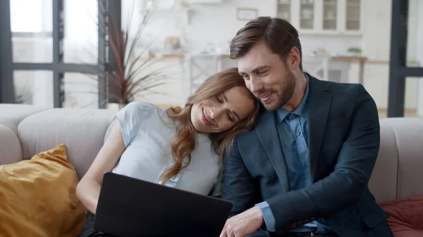 Ευτυχές ζευγάρι που χρησιμοποιεί φορητό υπολογιστή για το ηλεκτρονικό εμπόριο στο σπίτι. — Φωτογραφία Αρχείου