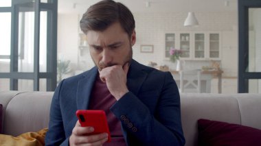 Ofiste kötü haber okuyan sinirli bir iş adamı. Üzgün bir adam.