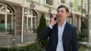 Portreci adam seyyar konuşma yapıyor. Telefondaki adam işten bahsediyor.