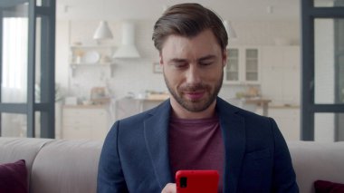 İnternet 'te telefonda sörf yapan neşeli bir iş adamı. Erkek mesaj cep telefonu