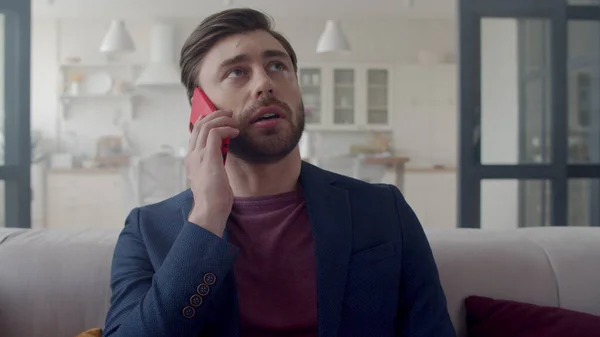 Fokuserad affärsman som ringer hemma. Frilansare talar telefon. — Stockfoto