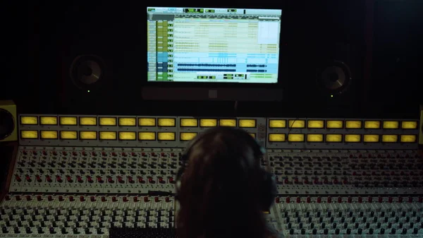 Oigenkännlig ljudtekniker vidrör soundboard i inspelningen av musik — Stockfoto