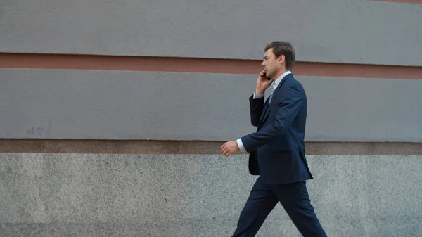 Επιχειρηματίας που μιλάει στο δρόμο. Ο άνθρωπος μιλάει στο τηλέφωνο με συνεργάτη — Φωτογραφία Αρχείου