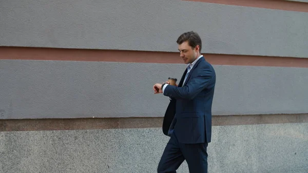 Szczęśliwy biznesmen z inteligentnym zegarkiem. Mężczyzna pijący zabiera kawę na zewnątrz — Zdjęcie stockowe