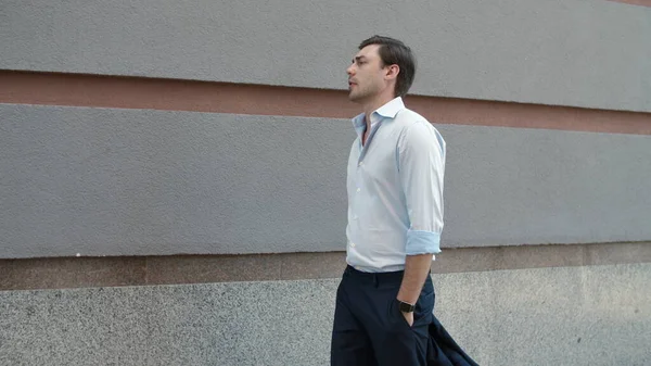 Κοντινός επιχειρηματίας που τεντώνει το λαιμό σε εξωτερικούς χώρους. Ο άνθρωπος με τα πόδια μετά την εργασία στο δρόμο. — Φωτογραφία Αρχείου