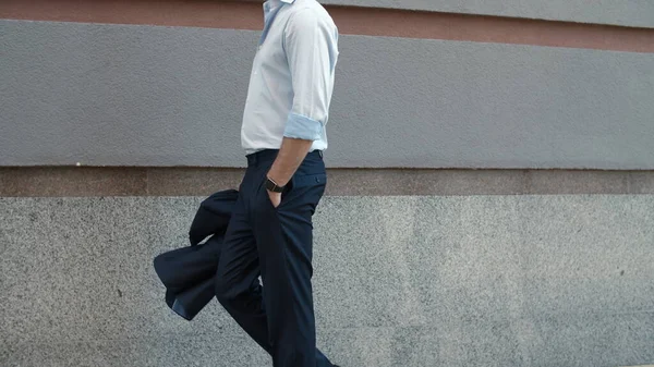 Yakından bir iş adamı binanın yakınında yürüyor. İş adamı dışarıda boynunu uzatıyor. — Stok fotoğraf