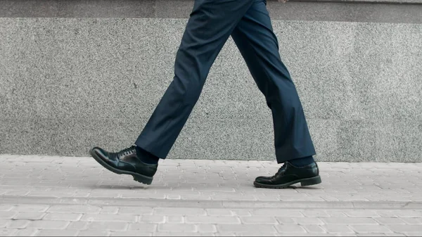 Gambe da uomo d'affari che camminano in scarpe nere. Primo piano scarpe nere che camminano all'aperto — Foto Stock