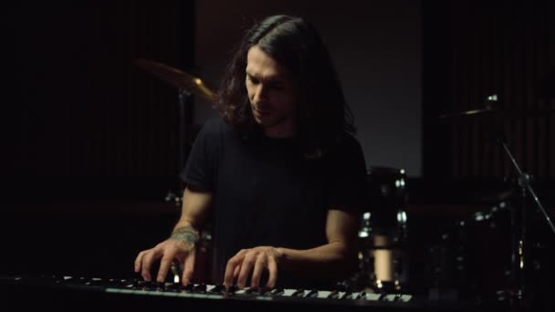 Pianista triste acenando a mão no estúdio de música. cara perturbado pressionando chaves interior. — Vídeo de Stock