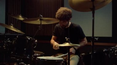 Kasvetli davulcu stüdyoya but atıyor. Üzgün sanatçı konser salonunu terk ediyor..