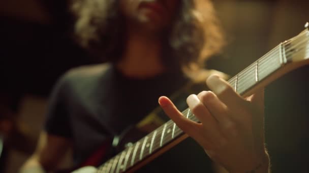 Persona irreconocible tocando la guitarra en el estudio. hombre mano pellizco acordes interior. — Vídeos de Stock