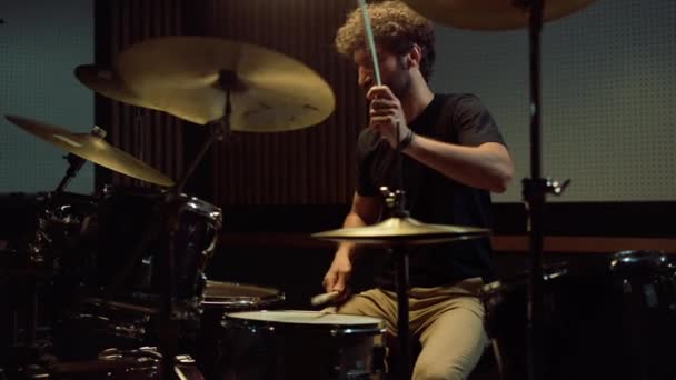 Musicista rock che colpisce piatti di tamburo nella sala concerti. Batterista che suona sul drum kit. — Video Stock