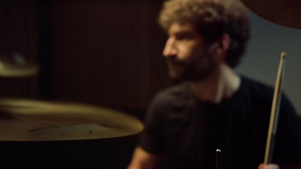 Музикант грає на барабанному наборі в студії. Репетиція барабанщиків у концертному залі . — стокове відео