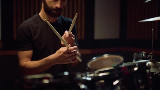 Artysta przygotowujący się do koncertu w hali. Muzyk uderzający pałeczki perkusyjne w studio. — Wideo stockowe