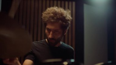 Stüdyoda baş sallayan müzisyen. Davulcu konser salonunda rock müzik yapıyor..