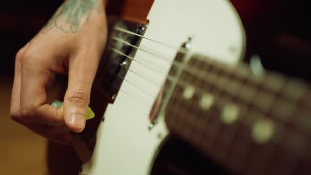 Musiker spielt Blues im Tonstudio. Gitarrist macht drinnen Musik. — Stockvideo